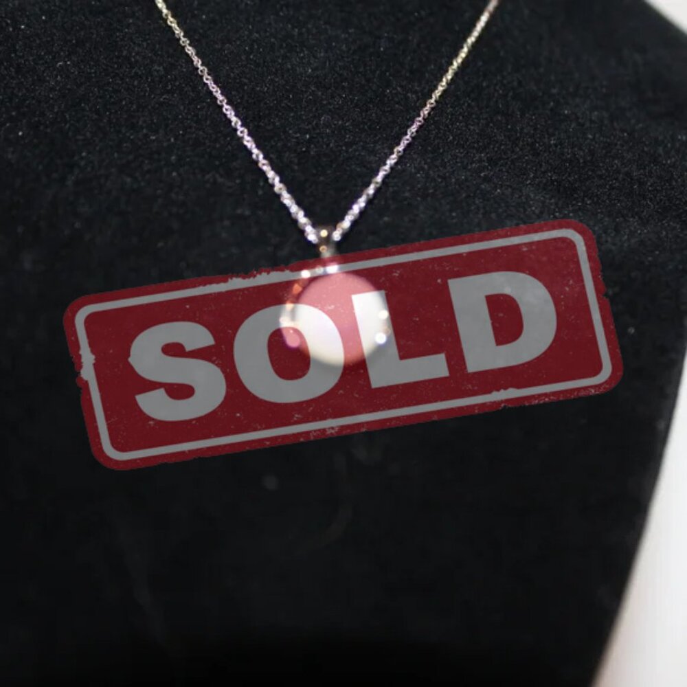 New, beautiful silver necklace with a pearl